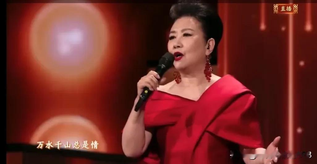 万水千山总是情，
唯有阿姐来唱才叫行。


当阿姐汪明荃踏上蛇年春晚舞台的时候，