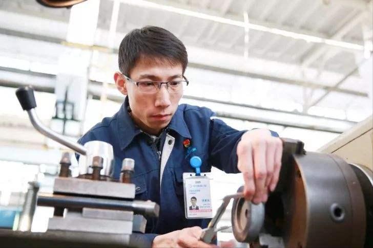 辽宁小伙因家境贫寒，初中辍学上技校学习技术，毕业后好不容易踏入了心仪企业，不料厂