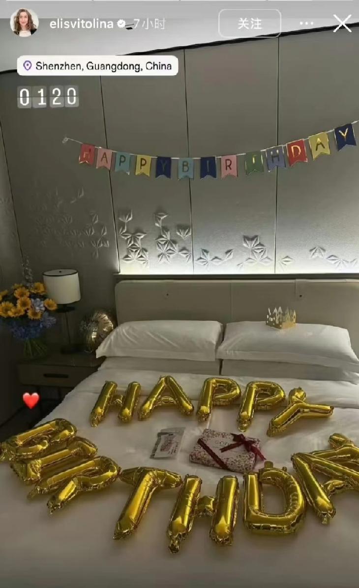 斯维托丽娜时隔六年再次来中国参赛，比赛地深圳一酒店还为她送上了生日祝福！
斯维托