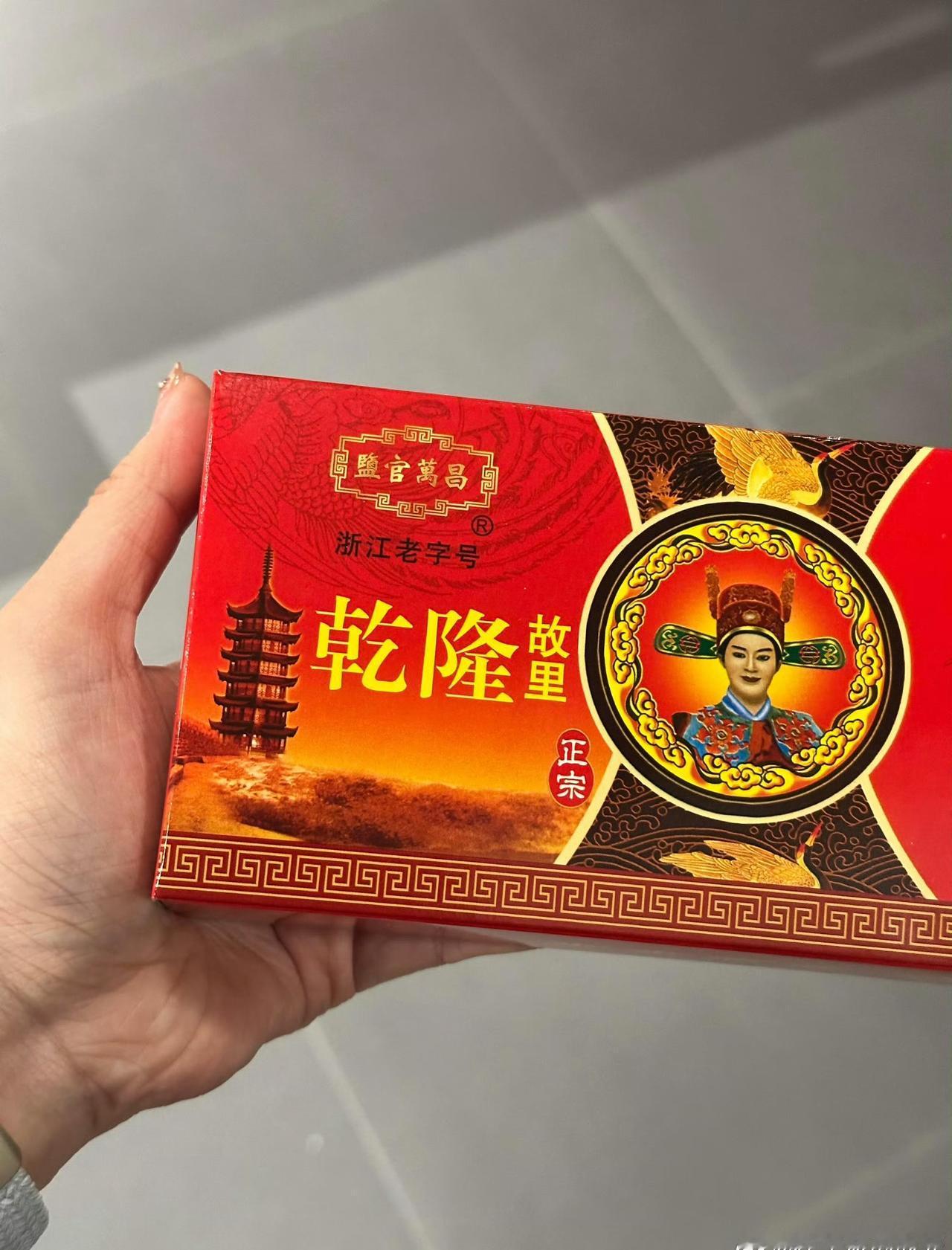 近日，宁波江北，年过七旬的董师傅在公共厕所内意外摔倒无法起身，社区与物业工作人员