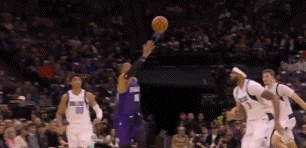 半场结束，国王58-46领先独行侠，威少11分2篮板2助攻，对面浓眉13分10篮