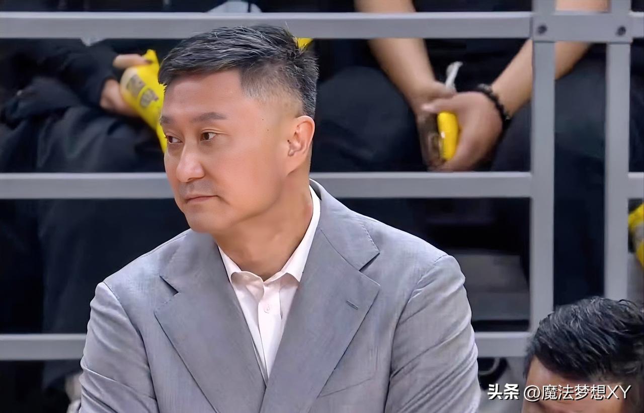 杜锋真是个谜，
越来越看不懂他了，
你说他是名帅吧，他把广东男篮的
国内球员用的