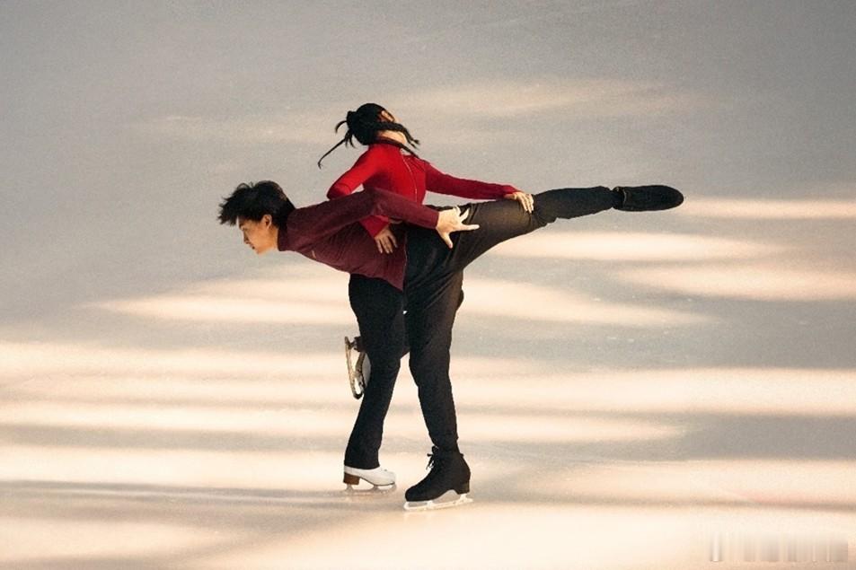 花样滑冰冰舞运动员任俊霏、邢珈宁出演新春短片文/北京青年报记者 宋翔  运动生活