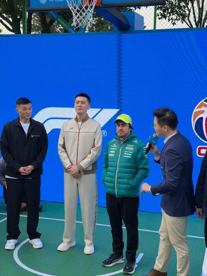 杨鸣与F1赛车名将阿隆索一起出席活动打篮球。杨鸣卸下辽宁队主教练重担后过的太滋润