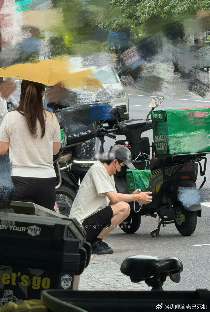 上海偶遇敖瑞鹏 网友偶遇敖瑞鹏 上海偶遇敖瑞鹏，真的是松弛感满分大男孩敖子啊，是