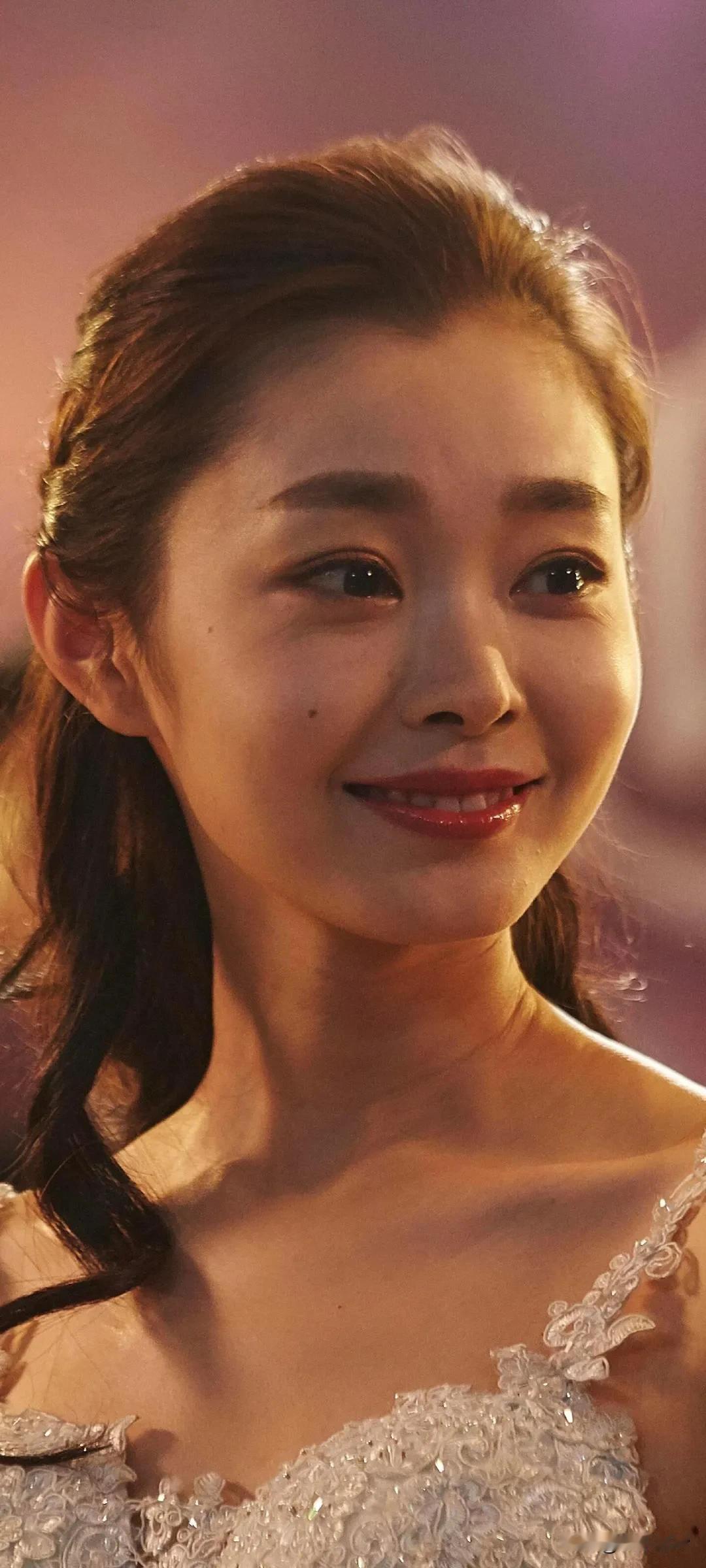 宋轶的颜值在娱乐圈女星中是拔尖的，她不是那种网红式的浮夸美，更不是极端瘦的那种病