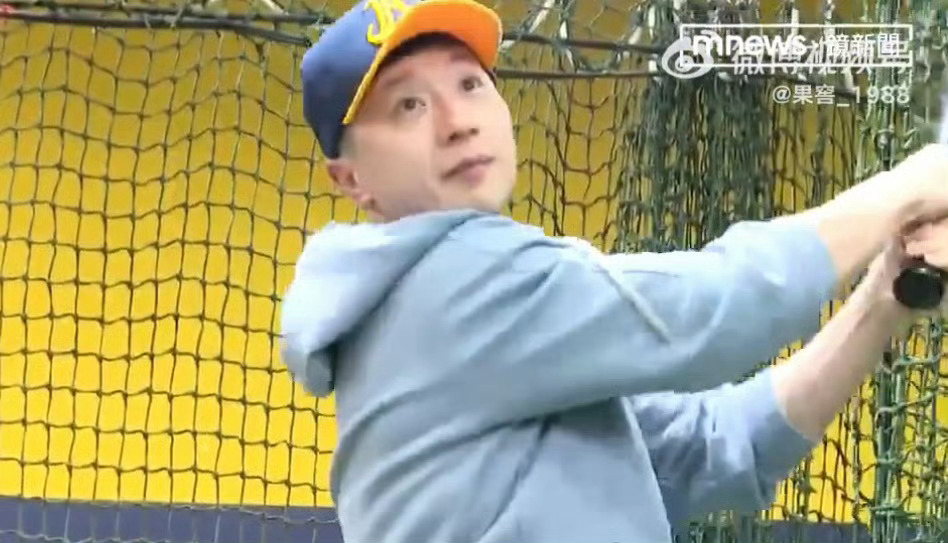 去年今日有一个萌物在打棒球 