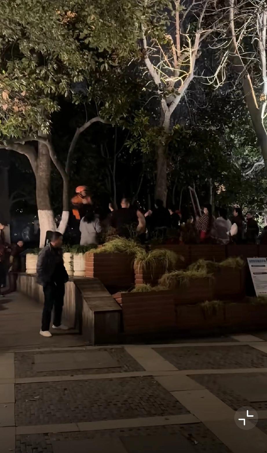 拒绝内耗，享受当下。西湖边外卖小哥在公园中和众人一起跳舞。幸福不独属于有钱人，也