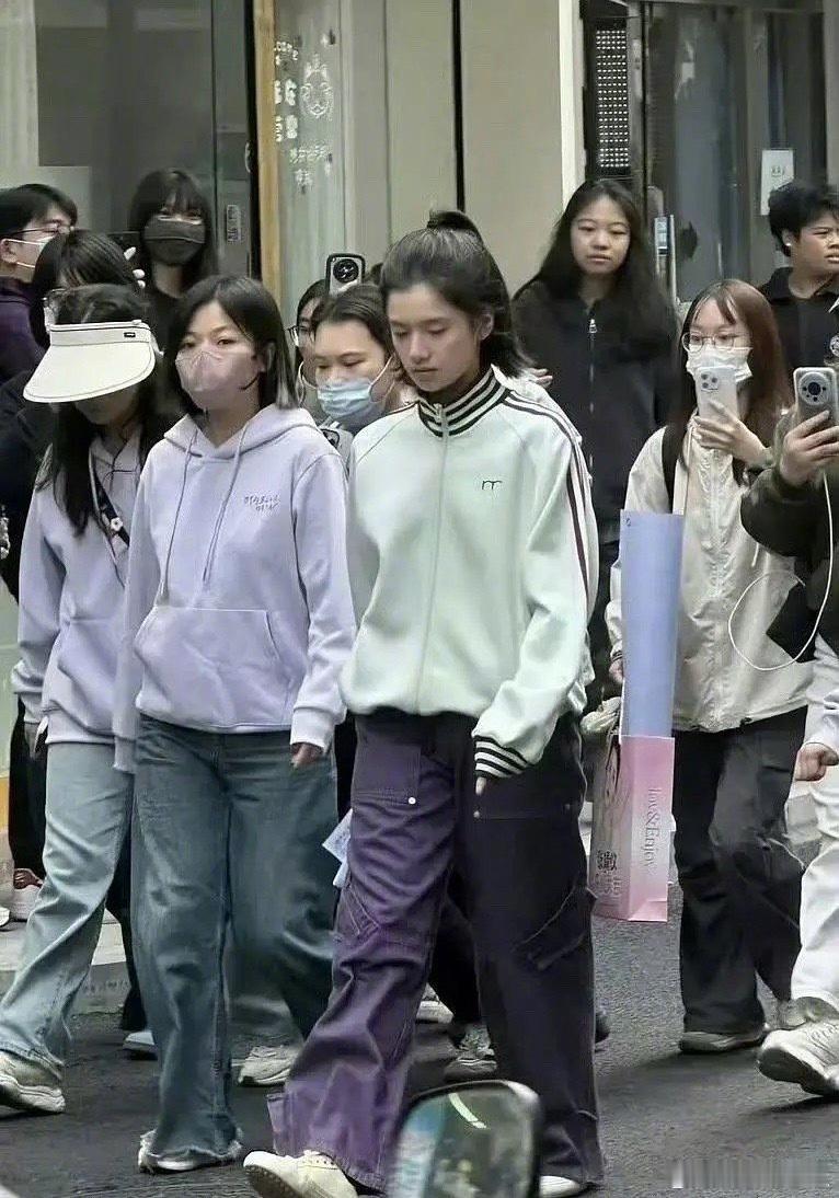 张婧仪被做局了吧？剧名是《致我那菜市场的白月光》，张婧仪演的是白月光不是菜市场啊