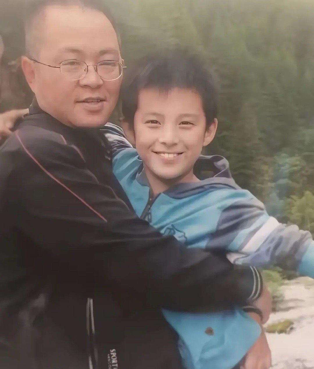 真是令人惊叹！王鹤棣的父母都是五官较为扁平、脸型偏宽的类型，却竟然生出了他这样一