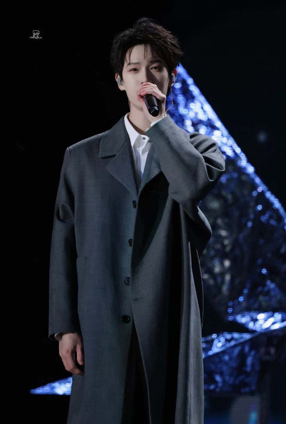 百家站姐拍的李昀锐百家站姐发了李昀锐 愚人节团建名场面！百家站姐齐刷刷发李昀锐，