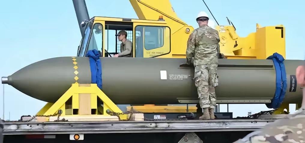 当地时间3月17日夜间，美军出动F15E战机群投掷多枚5000磅级GBU-72钻