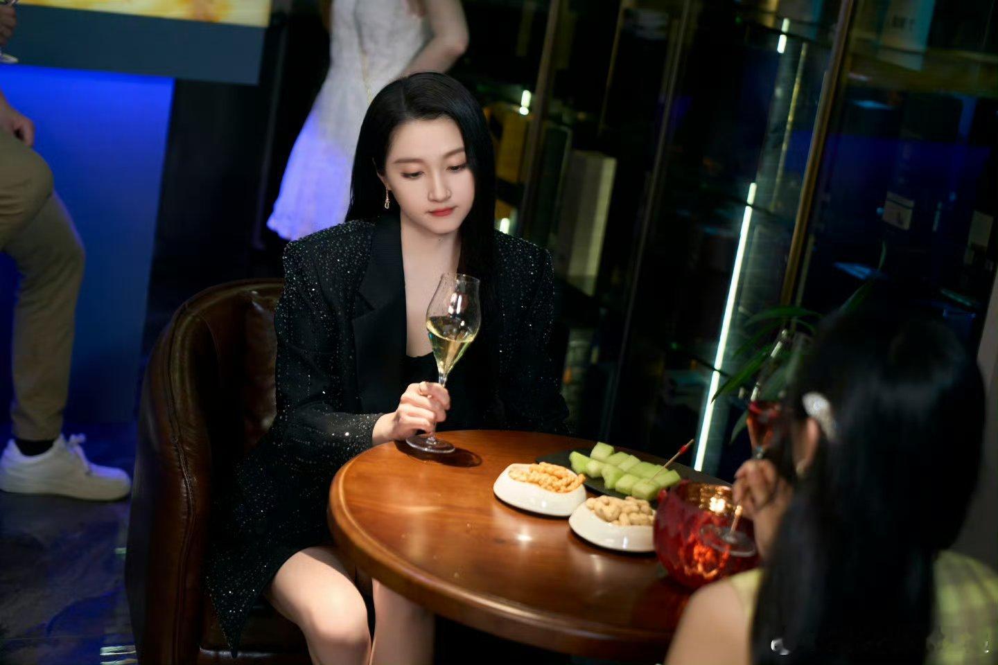 关晓彤刘涛对手戏 被晓彤和刘涛的互动萌到！这段对手戏超有趣，一个敢问一个敢答，简