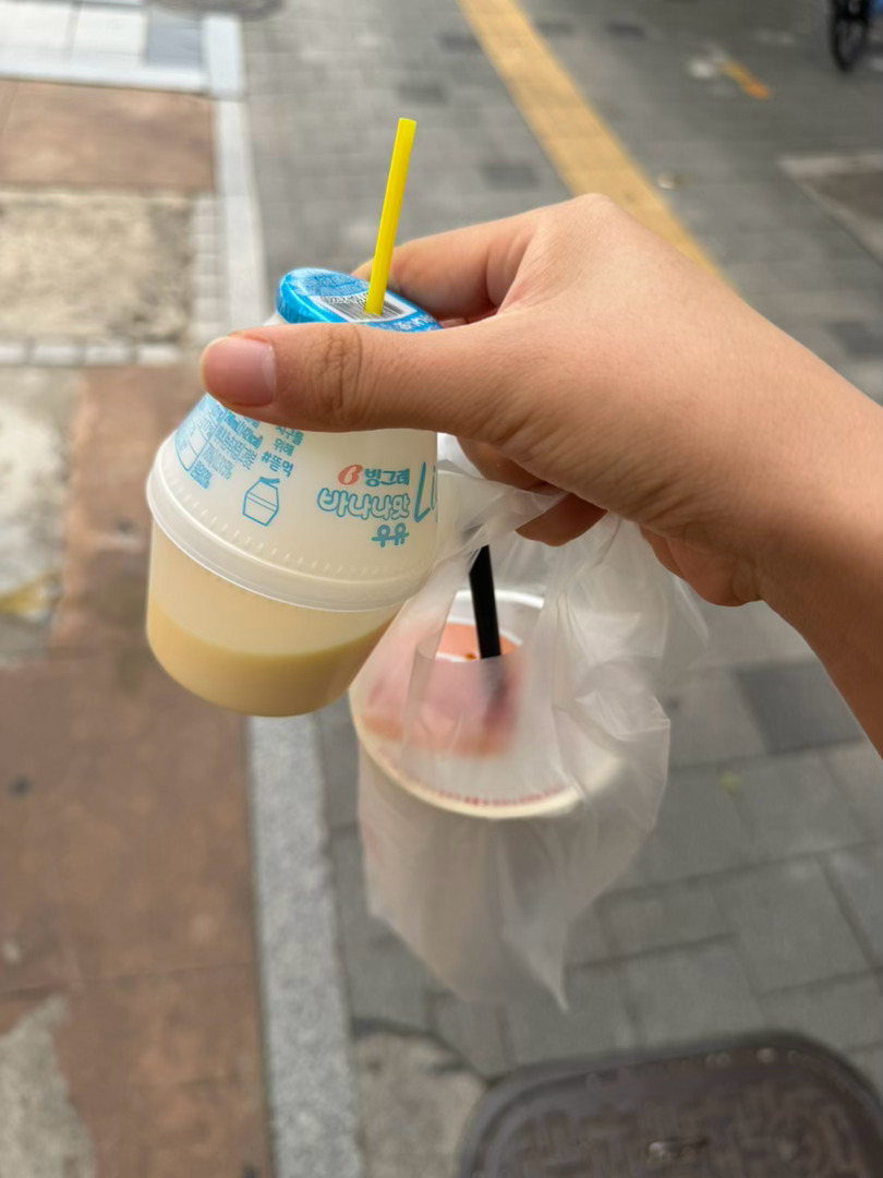 这个奶不想喝了没地方扔 寻思吃个汉堡王扔店里吧吃完发现得自己还餐盘 也没整明白这