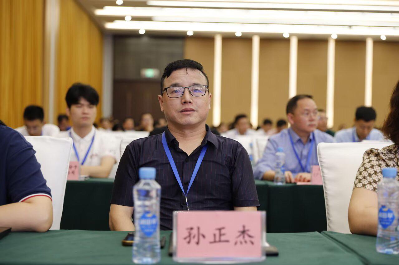 人到中年需做减法：
不碰赌局、名利局、情感局；
不信酒桌话、画饼话、背后话；
不