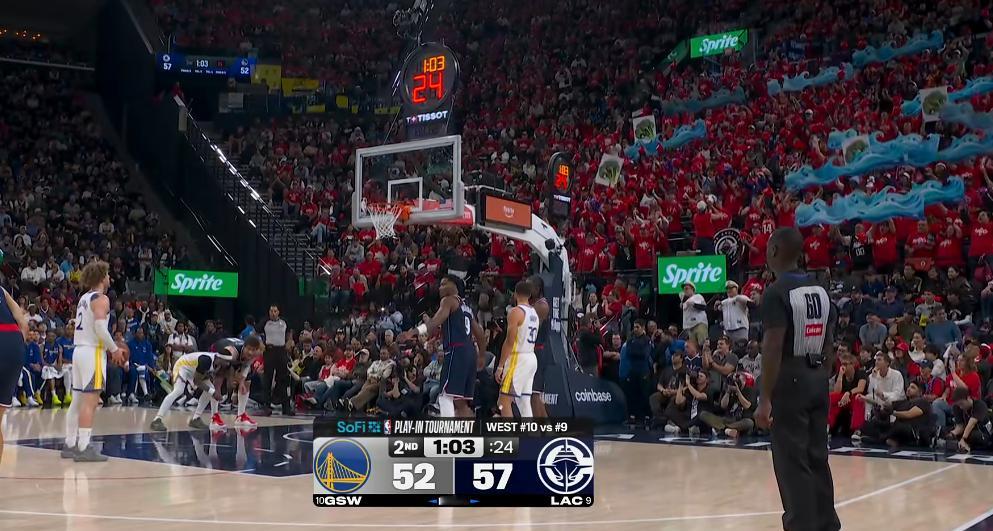 快船的球迷群很有意思——库里罚球时举牌是克莱写着“想我吗？”钵钵鸡罚球时牌子是西