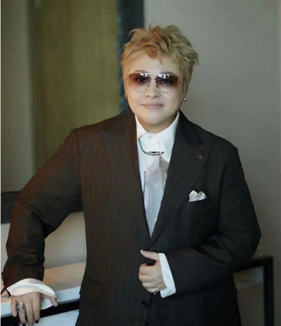 55 岁的韩红令人惊叹地暴瘦 40 斤，其变化程度简直如同做了一次医美，而且还染