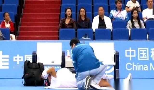 输了第一盘，3比6。
最要命的，还不是对面那个叫布云朝克特的小伙子打得有多凶。