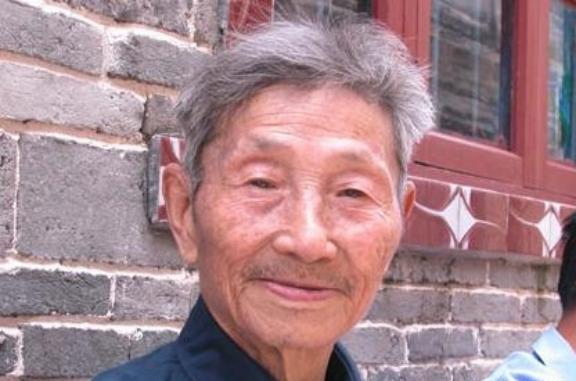 1979年，一位老人为了证明自己红军战士身份，来到北京找当年的政治部主任，但由于