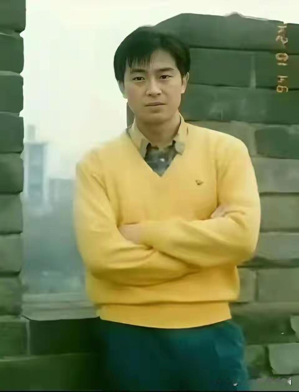 这是拍摄于九十年代的一张老照片，他留着三七分的发型，这样的发型当时林志颖也有，挺