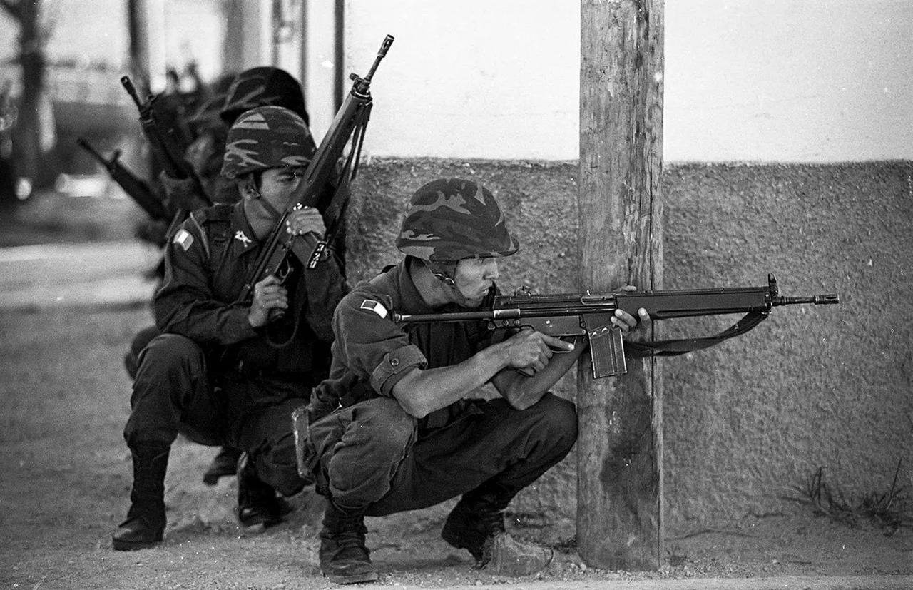 1994 年萨帕塔起义期间，墨西哥陆军士兵在城市中使用 G3A4 7.62 毫米