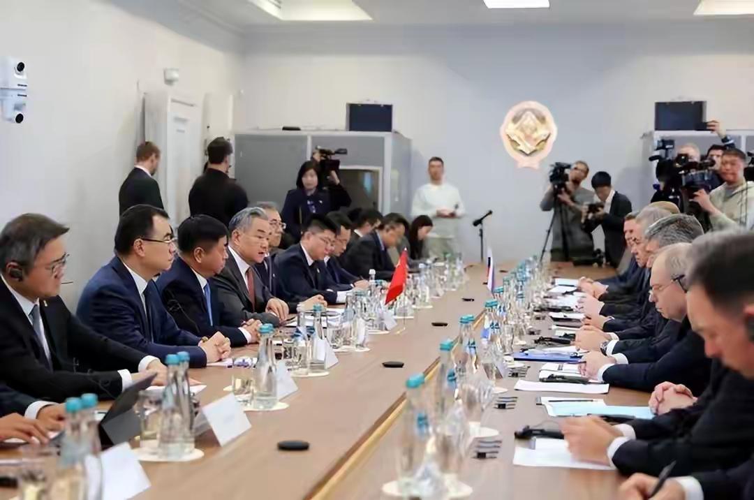 中俄外交家握手，谈战略安全合作问题。
中俄与日本都邻国，对日本有共同的安全诉求。