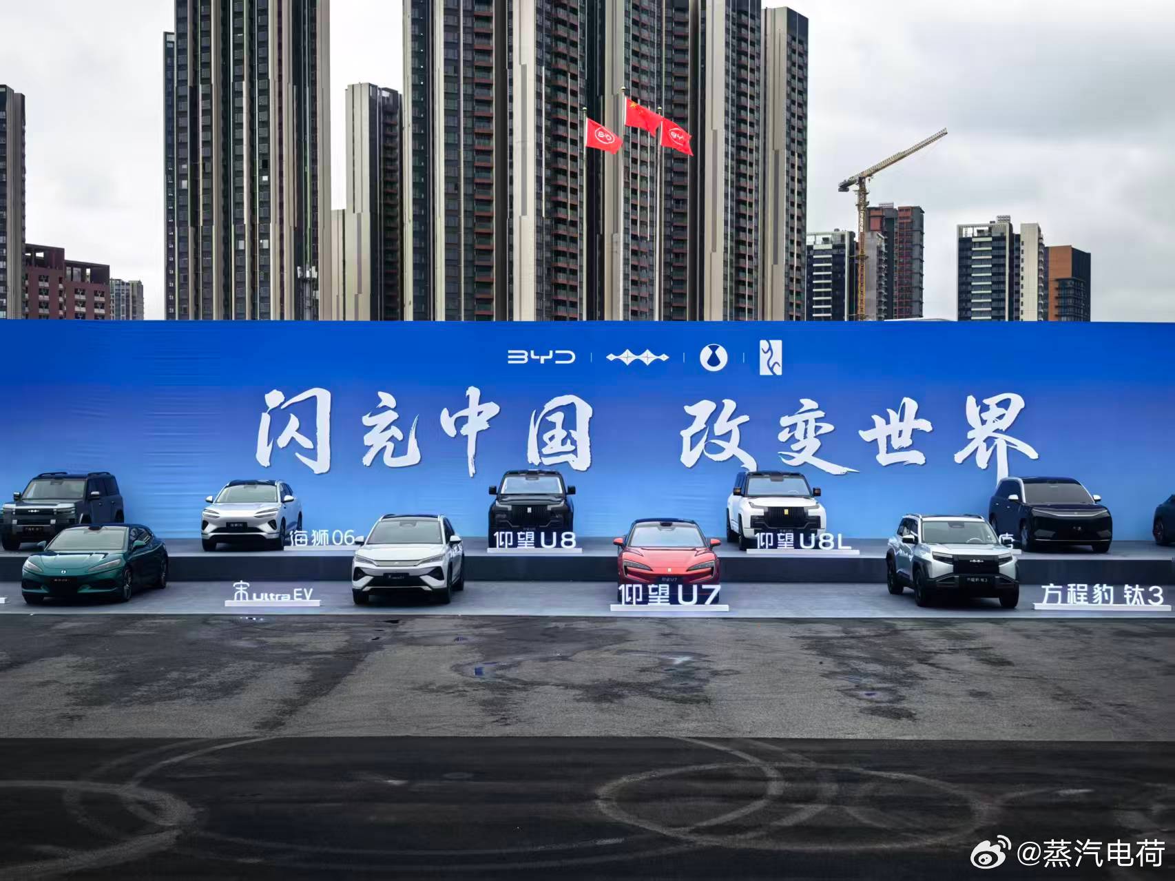 之前的比亚迪刀片电池特点是安全 + 低成本 + 长寿命，具体一些是针刺试验无感、