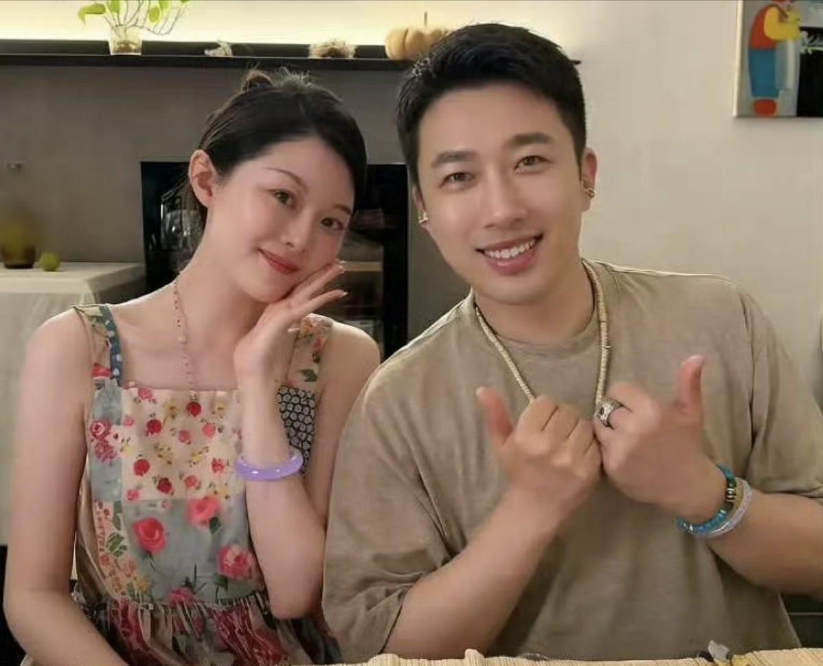于正，高调发文！

6月1日儿童节这天，导演于正的手机里晒出一张合影，他和艺术策