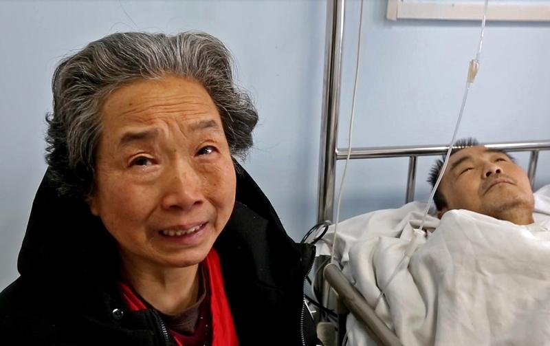 离婚三年，前婆婆生病让前夫来找我借钱，我拿出存折给他看，他红着眼走了
离婚时，我