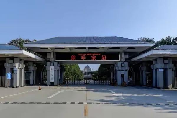 河北保定一中这下子出名了，是因为有一个奇葩的家长。人家一中及时划清界限，所有学生