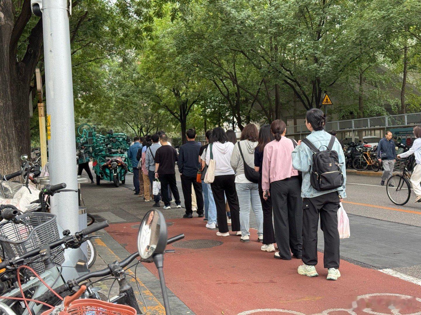 上班 有个活动大早来金融街这边，高档的牛马也很惨啊，骑个单车还得排队领[允悲]金