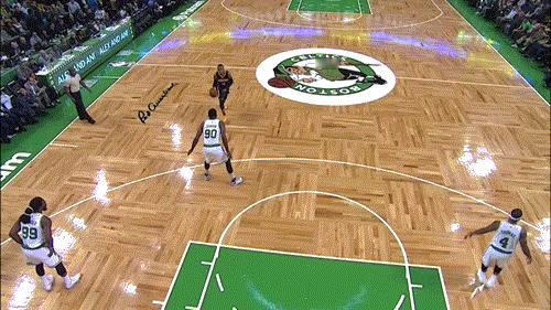 还记得埃利斯吗？当年一个无接触晃倒。脚踝终结者训练营