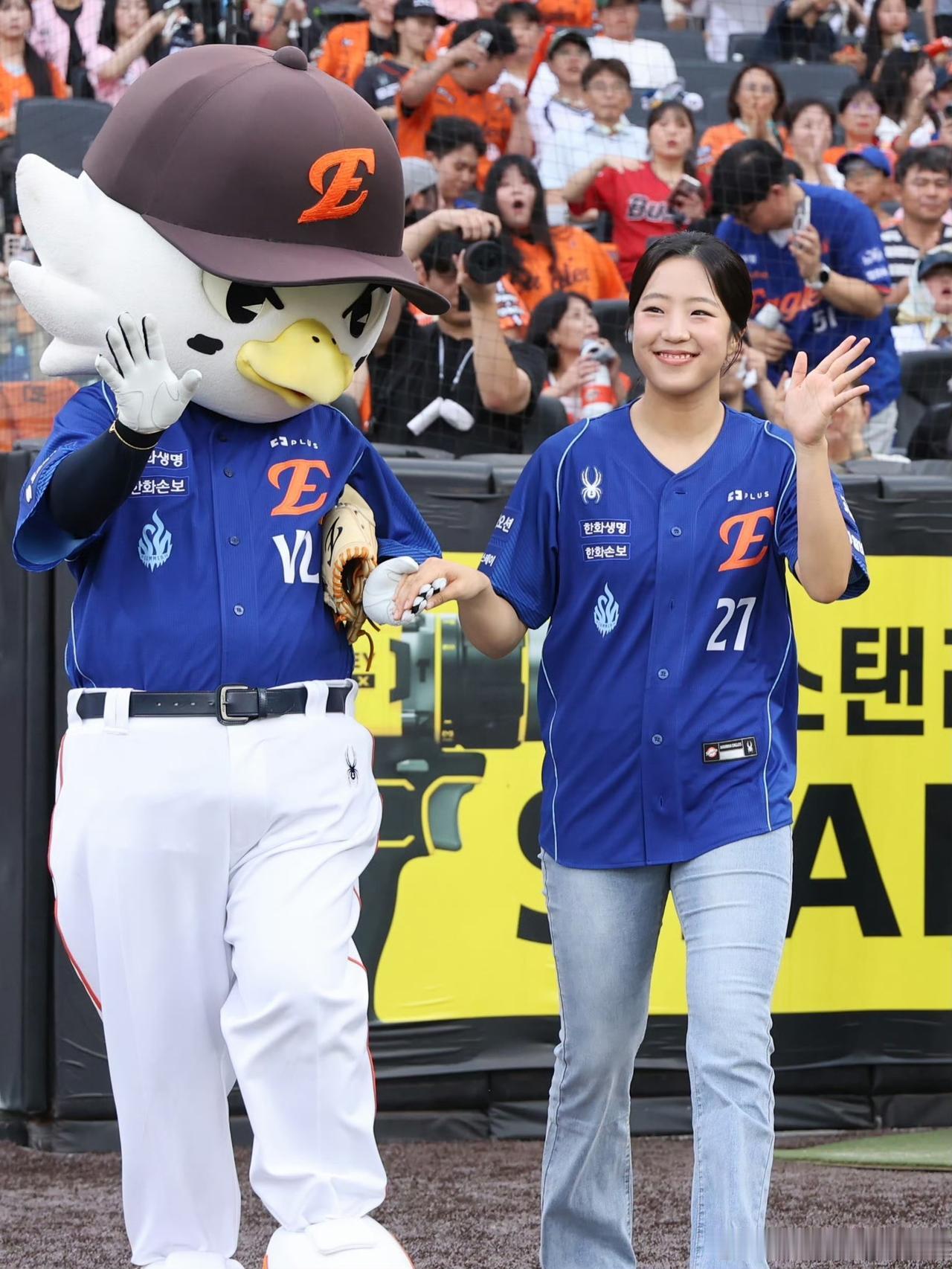 7月29日韩国运动申裕斌在国内粉丝真多，这次申裕斌来到大田韩华生命棒球场开球。这