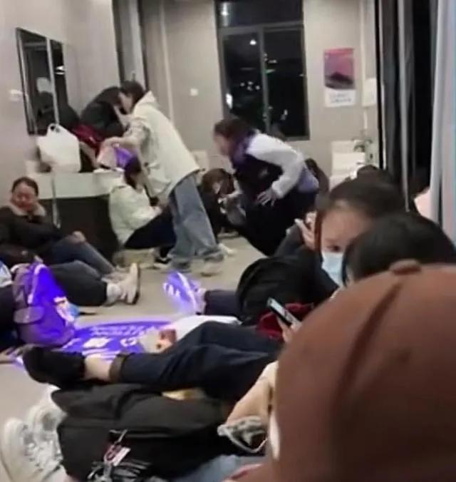 黄山奇观：游客为观日出，竟夜宿厕所？

黄山，这座中国著名的风景名胜区，以其险峻