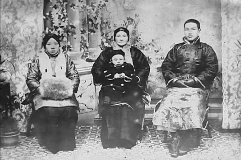 1906年冬日的一天，蒋家老宅里，传出一阵刺耳的哭声。毛福梅双手紧紧抱住腹部，脸