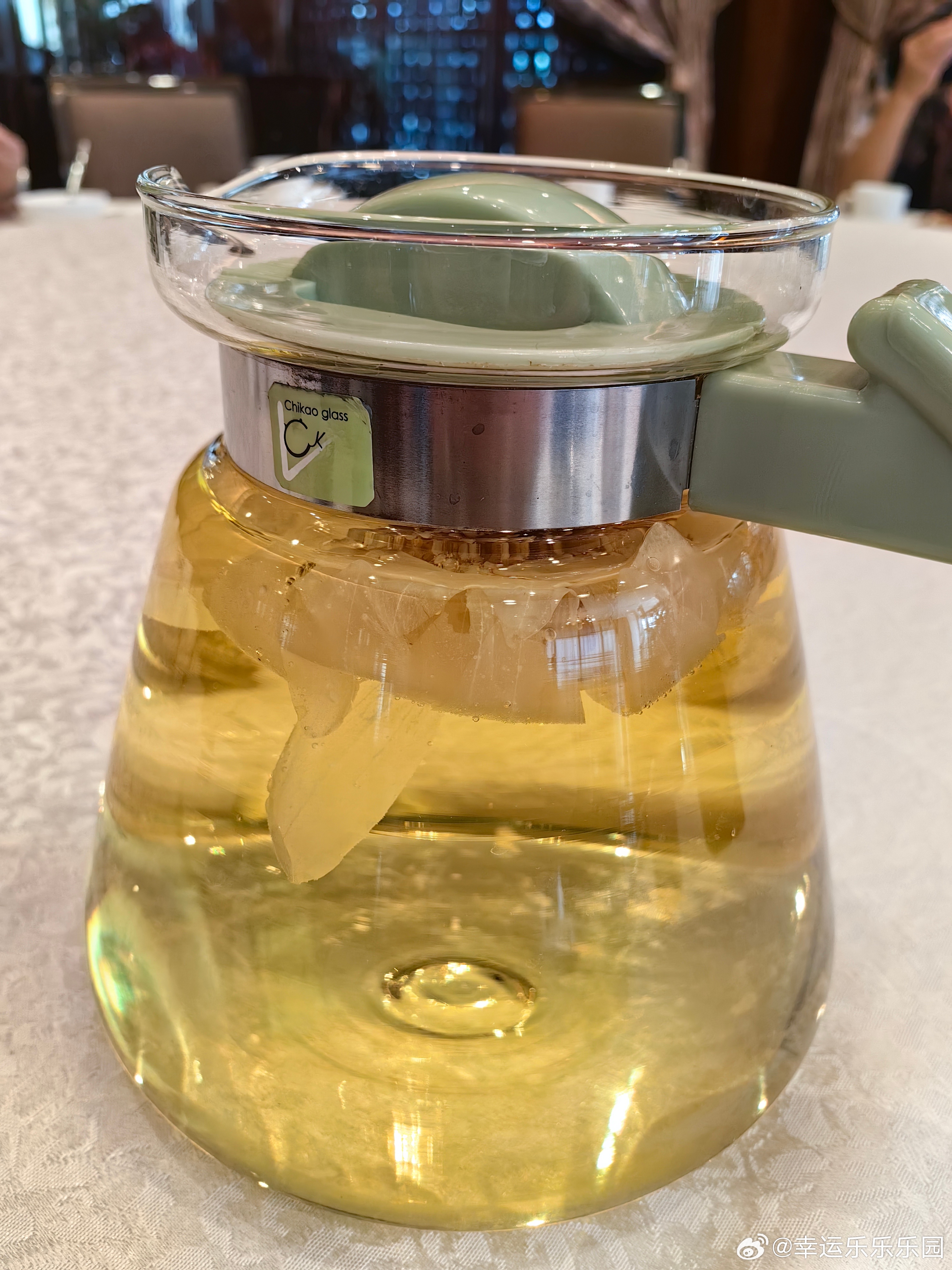 莲花泡茶的口感很清新，喝了好几杯，反复回味。 