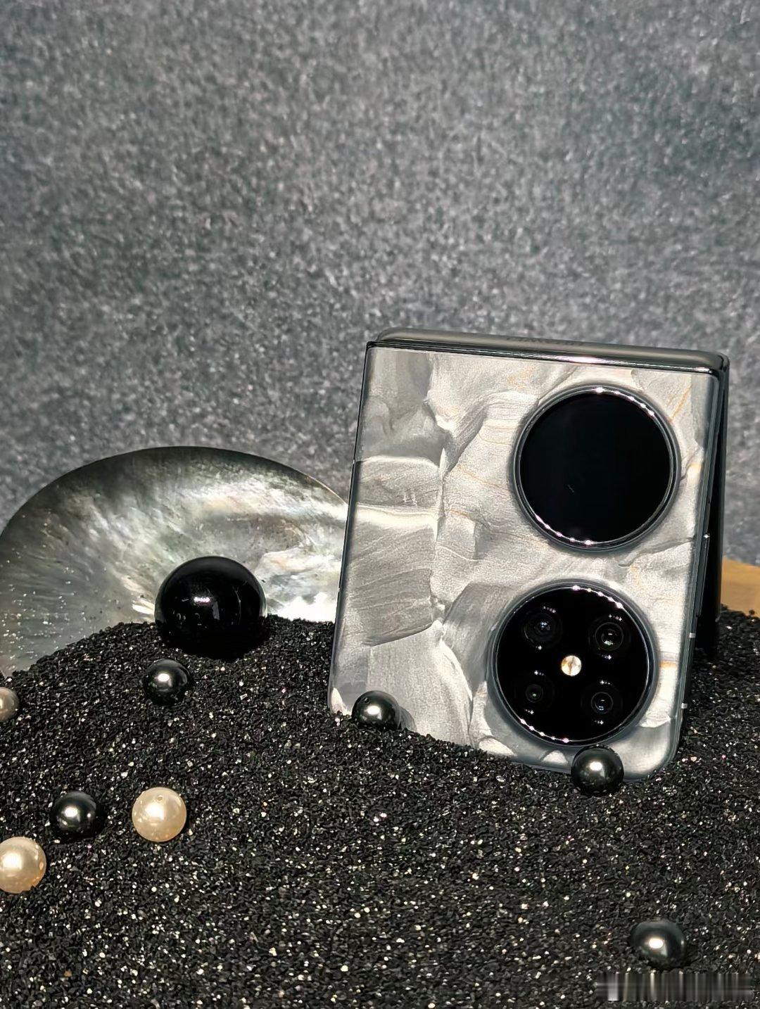 国产厂商审美越来越会了，继N3 Flip的月光缪斯配色火出圈后，#华为Pocke