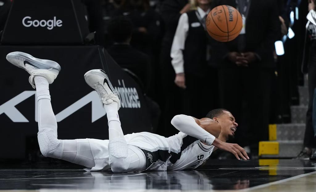 文班脑震荡提前离场，开拓者爆冷战胜马刺，带着1-1的优势回到波特兰！

在刚结束