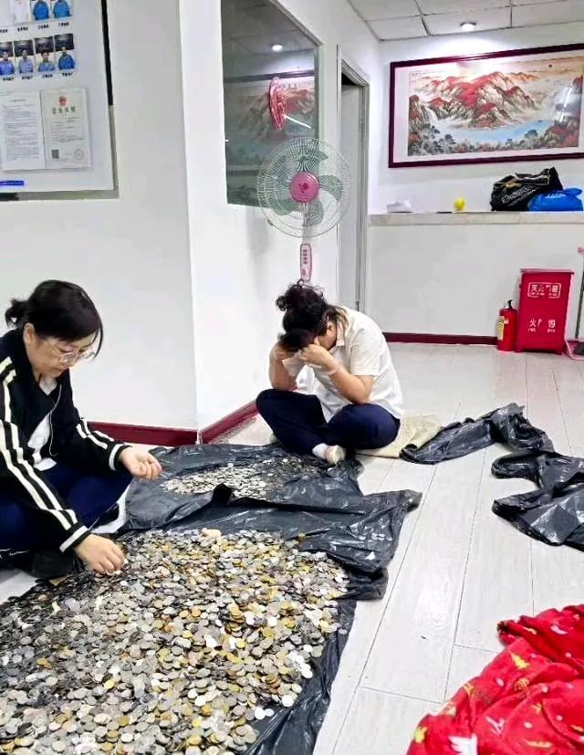 今天一位欠了我们两年的业主来交物业费了，我们一看完蛋了。[流泪][流泪][流泪]