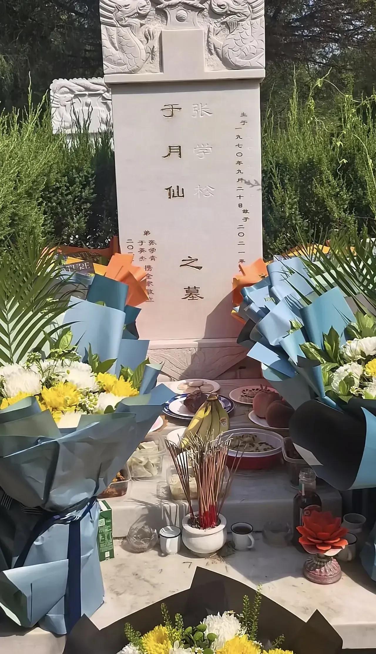 于月仙去世五周年忌日，丈夫张学松特意前往墓地祭扫，墓碑前说了相当性情的一句话，听