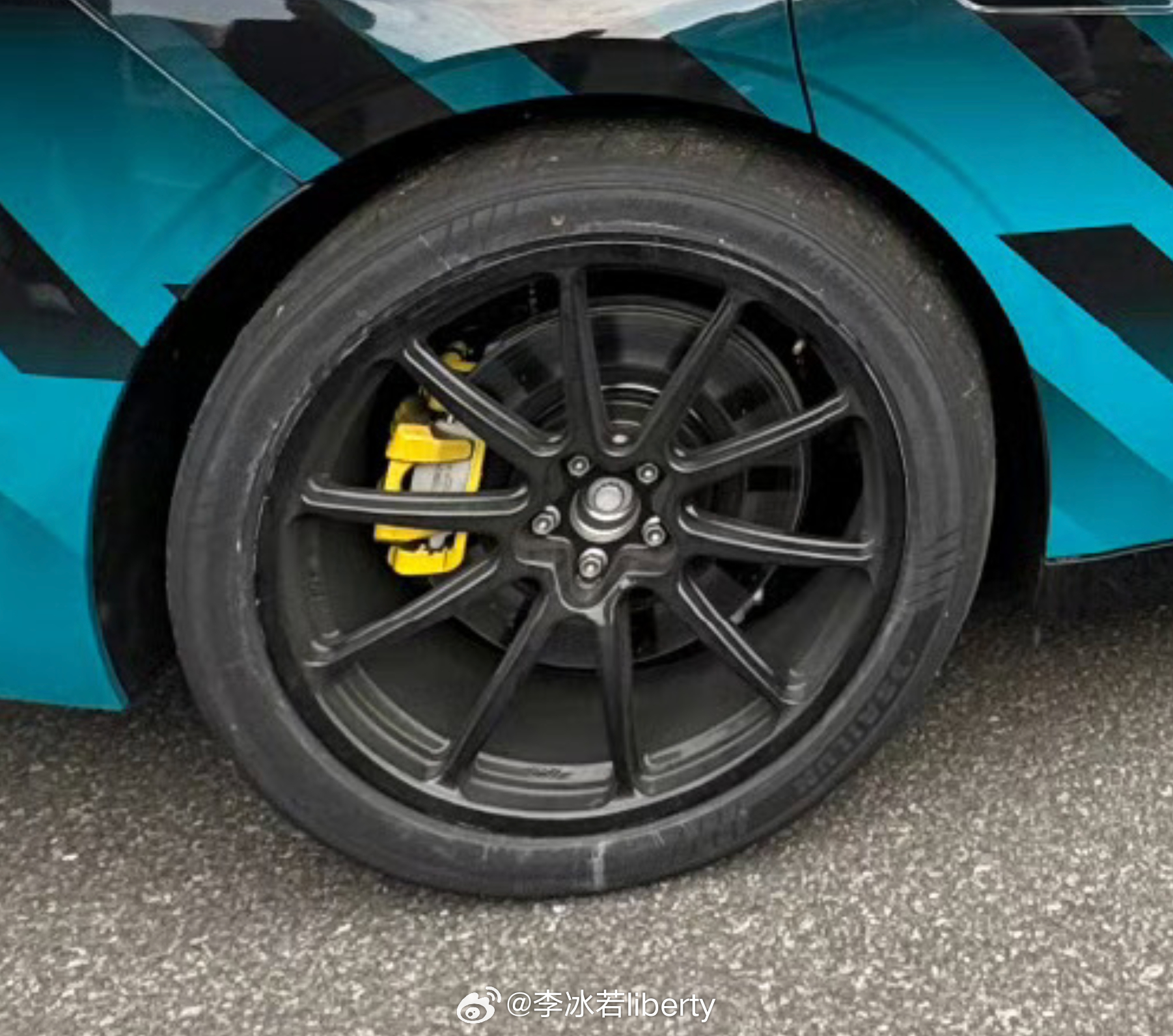 可能领克那台正在预热的10+要在宁波赛道做圈速了看到一个贴了车衣的测试车？换了半