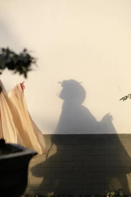 真心佩服敢于硬刚校长的张老师。
张老师正在上课，校长巡班发现他们班的学生睡倒一片
