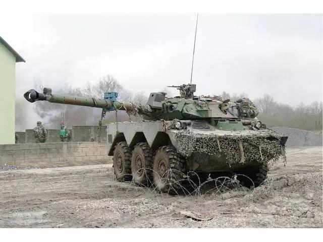 俄媒消息：俄军缴获的法国造装甲战车AMX-10RC还带有详细的操作指南，很直观地