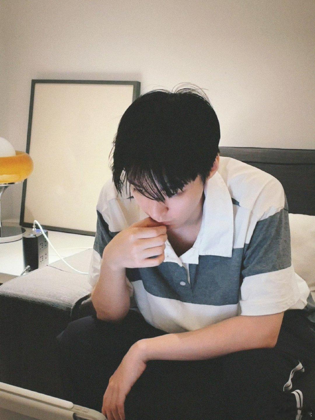 周一开会日的王俊凯王俊凯开会随拍 王俊凯开会随拍，低头的样子真帅啊 