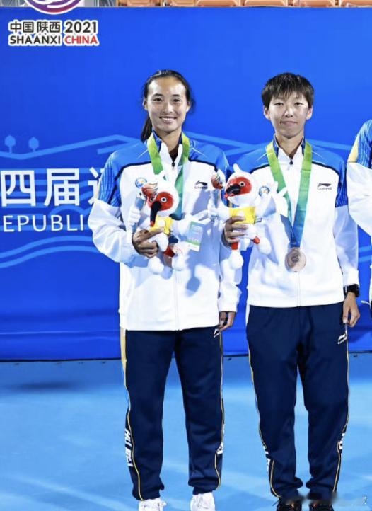 郑钦文尤晓迪八年后再交手 2021年全运会她们是湖北队双打搭档，一起拿过女双铜牌