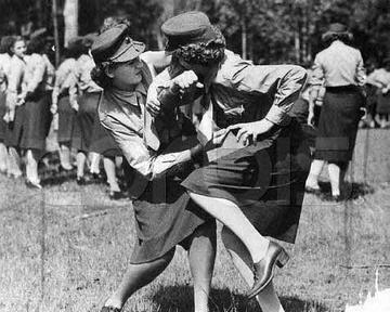 1940年，德国军人把一名波兰女子送到慰安所，然后把她的双腿劈开，捆绑在凳子上，