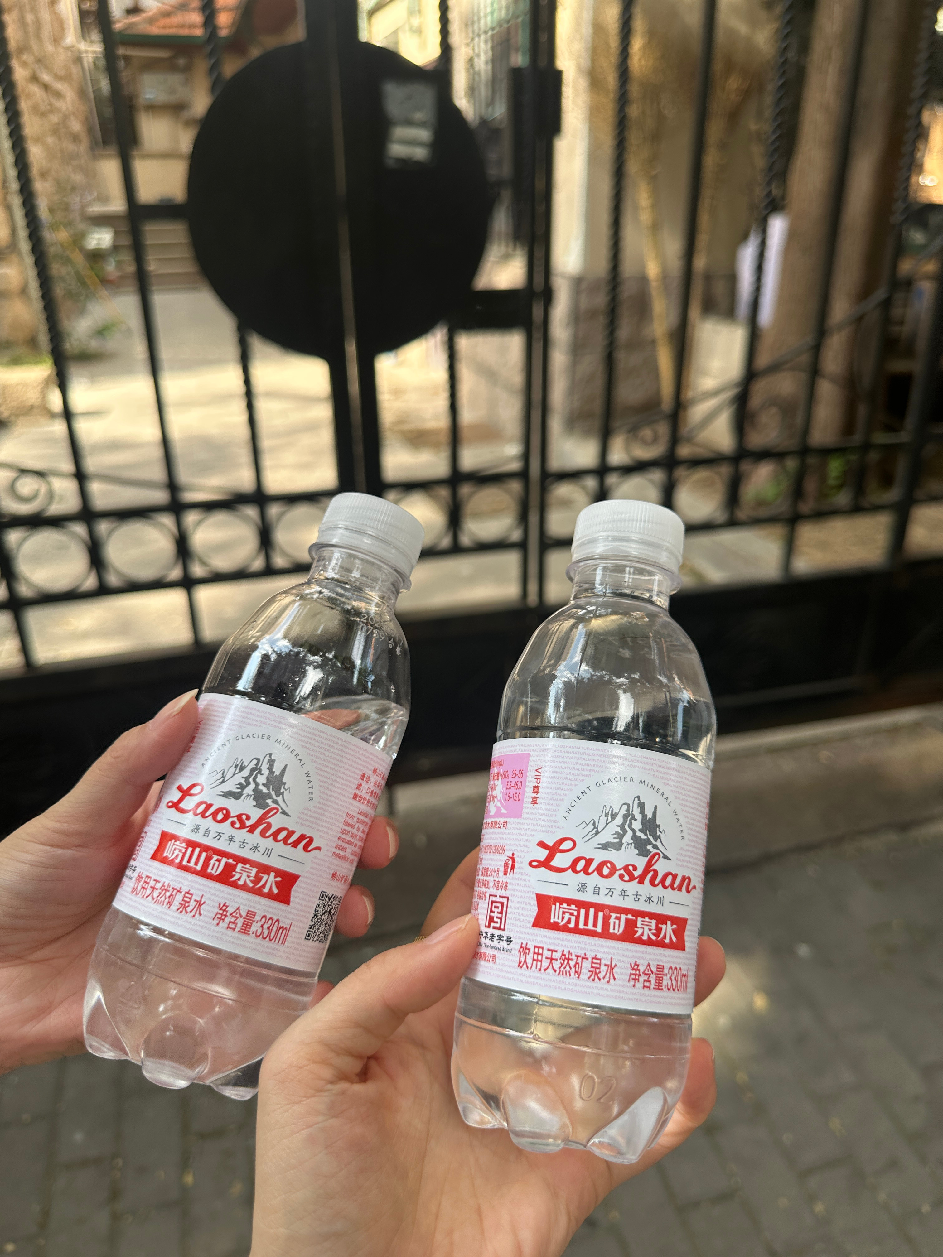 任嘉伦艺术中心员工出来给排队的粉丝发矿泉水了，年上又发力了