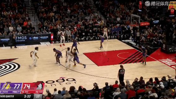 积极带来回报！拉拉维亚倒地抢球，布朗尼助攻范德彪扣篮得手😤湖人vs开拓者 ​​