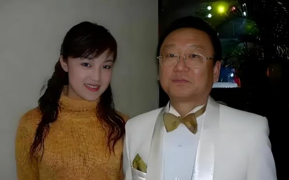 2004年，一场围绕90万元欠款的官司，把歌唱家蒋大为推上了舆论风口。
 
一名