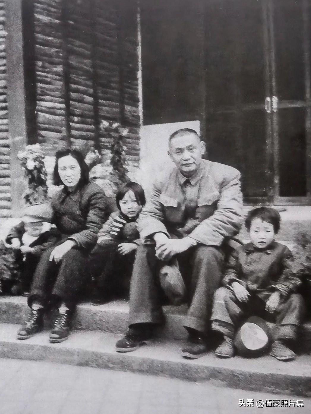 1950年，姚继鸣随第二野战军进军西南，任西南军区政治部敌工部部长，后任西南军区